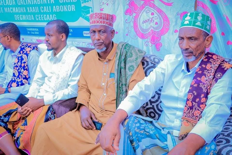 مشايخ وضيوف الشرف في حفل تخريج دفعة من طلاب المعهد