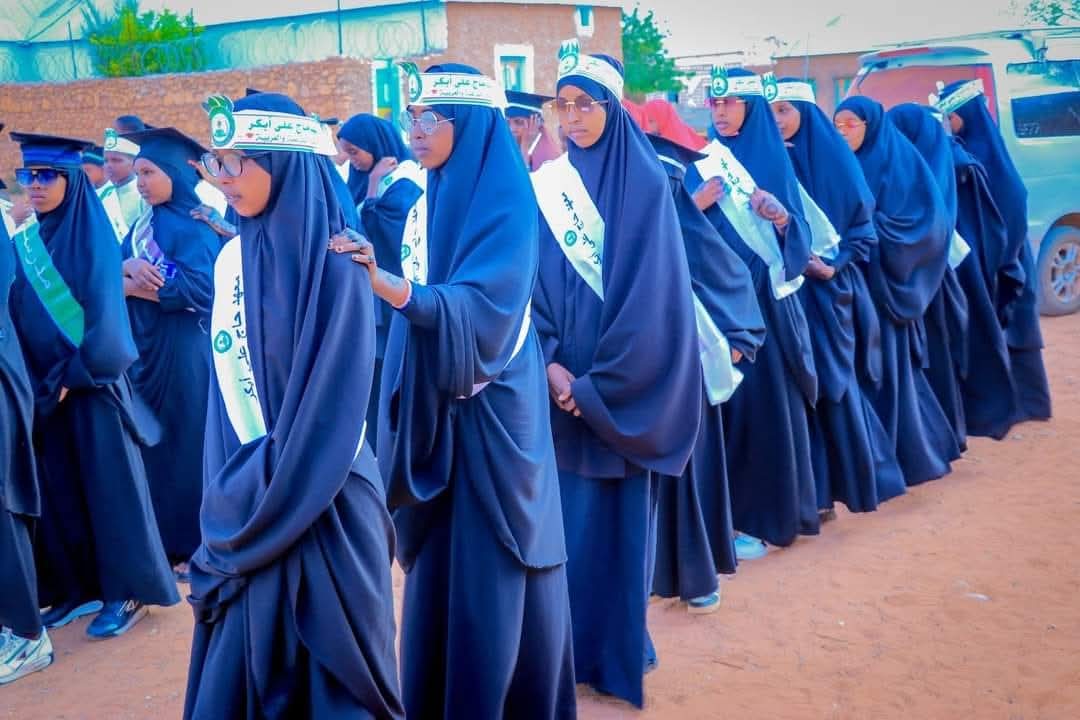 طالبات المعهد بأوشحة التخرج في مسيرة الحفل